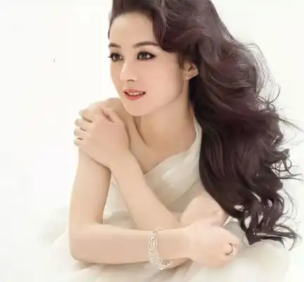 赵丽颖脸圆拒剪短发,助理却强烈要求,看清效果冯绍峰受得了