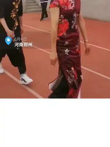 太拼了男老师旗袍上阵为高考学生打气,预祝孩子们旗开得胜