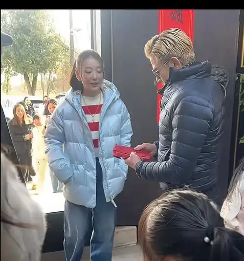 郭富城带两个女儿回安徽过年很受父老乡亲欢迎,孩子长得可爱漂亮