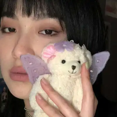 qq头像女生带宠物狗坚持每天冒个泡