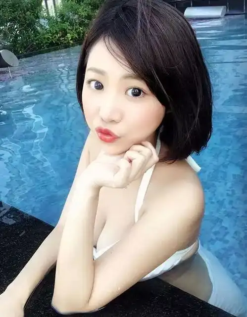 短发小美女图片头像比基