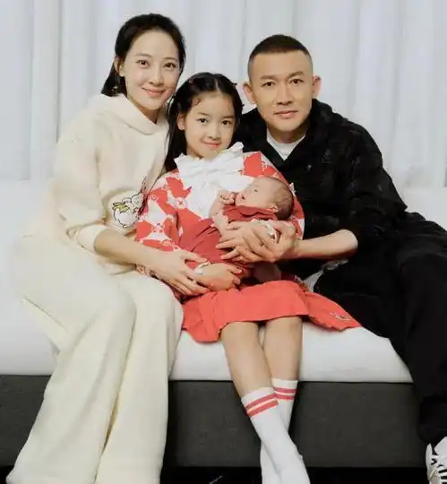 聂远晒全家福为女儿庆生,10岁天天长成小女神,和妹妹颜值都好高