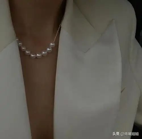 五十多岁的女人,这3种首饰要少戴,看着廉价又寒酸,特招人笑话