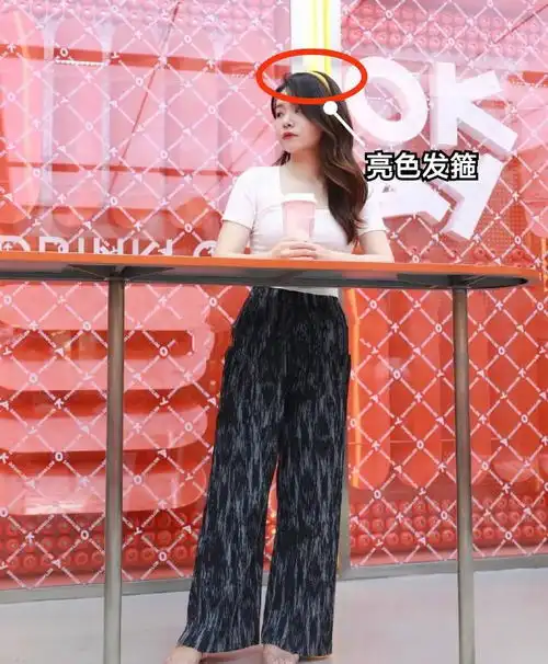 中年女人最爱的黑白配,再加入一点亮色,就会高级得令人神往