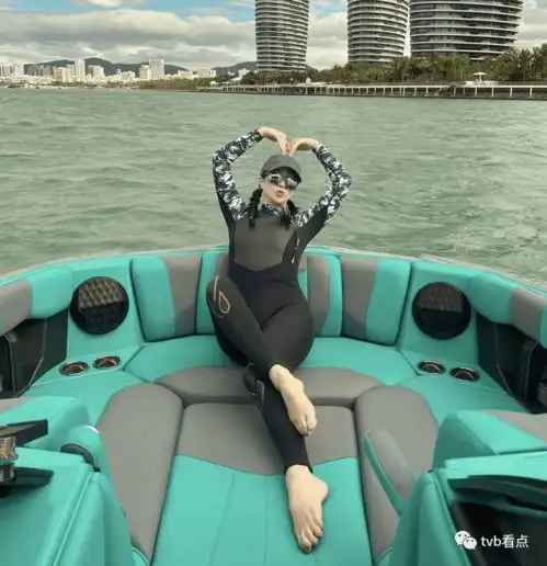 钟丽缇一家四口玩冲浪穿潜水服身材丰腴,与帅气异性合照太养眼