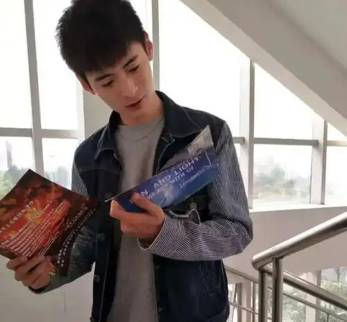 上海某高校中文系男老师,撞脸靳东气质儒雅,网友评论笑不活