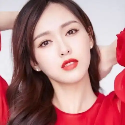 唐嫣十年前旧照曝光,素颜模样超清纯,有谁认出旁边的小女孩