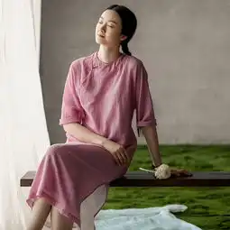 女人45岁以后,穿衣别太花了,这4款连衣裙,减龄大方上档次
