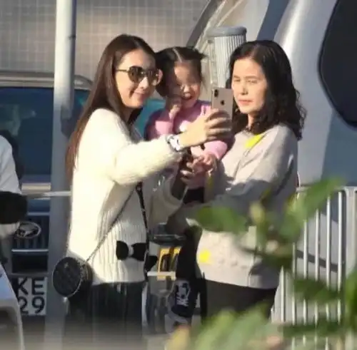 郭富城携妻女游沙滩,2岁女儿镜头感十足,露出正脸状态超萌