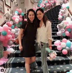 熊黛林郭可颂为爱女办百日宴,一家四口同框显温馨,与宾客合照被拍无修图,脖子是亮点
