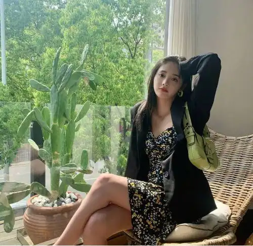 喜欢清新风的女生快看看周洁琼黑色西装搭配碎花裙,满满精致感