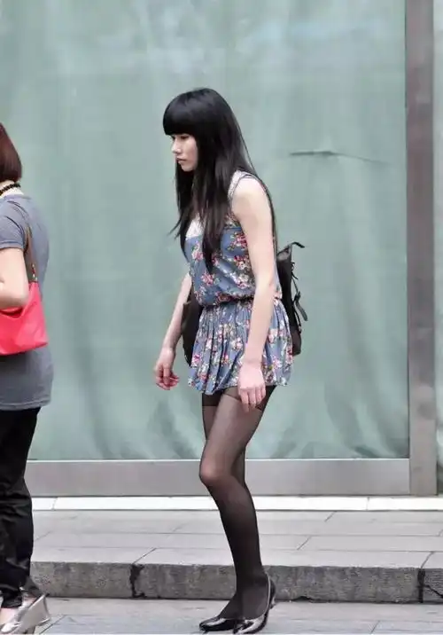 素颜很自然的美女,修长美腿加黑丝的点缀性感无比