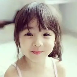 谁知道这个小女孩叫什么名字谁有原图能发给我吗