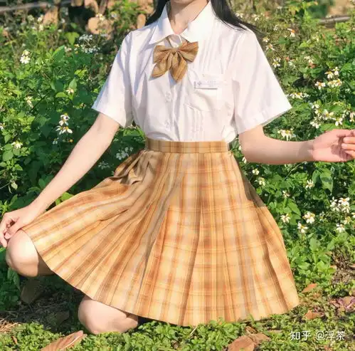 头像穿绿衣服小女孩托腮
