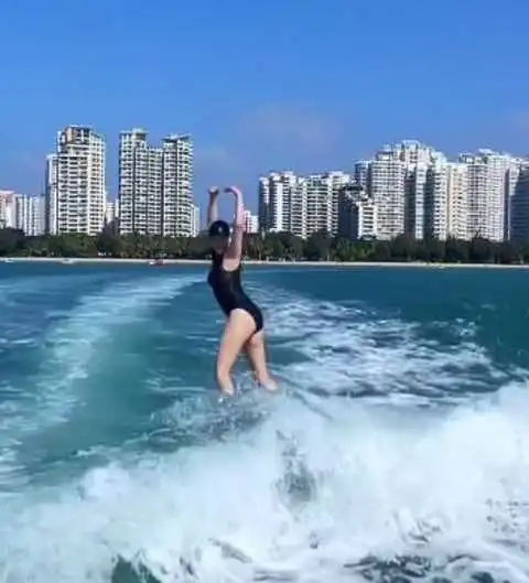 50岁钟丽缇一家四口冲浪,夫妻俩身材性感火辣,女儿大长腿抢镜