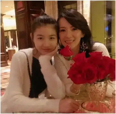 一家四口的头像两女儿汪