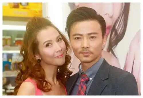 相差1岁姐弟恋,却恩爱10年,如今两个女儿比妈妈还美