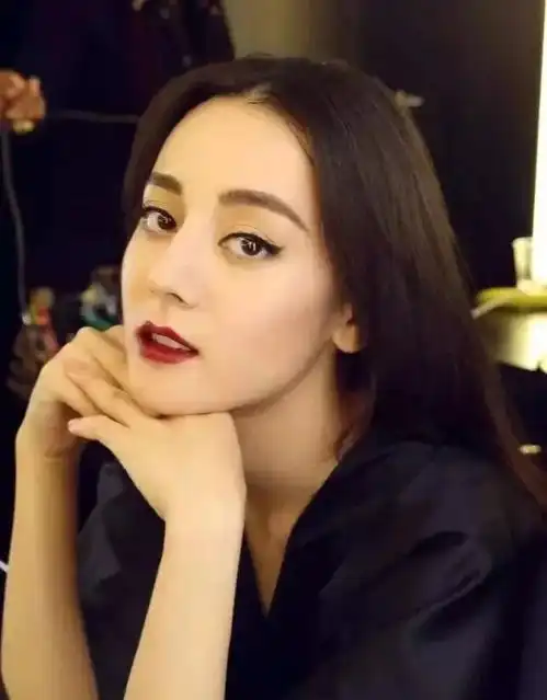 金鹰节女演员竞争激烈,迪丽热巴粉丝battle杨紫粉丝