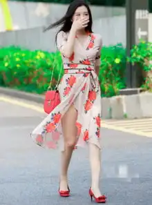 街拍穿红色高跟鞋的长腿美女,白色圆帽配墨镜不要太时尚