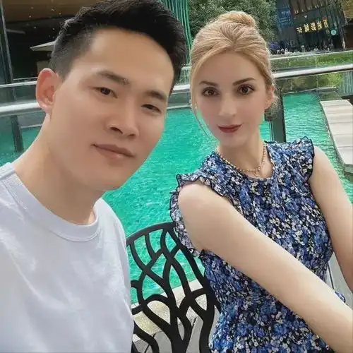湖北男子苏华被外国美女倒追,生2个混血宝宝,大女儿神似杨幂