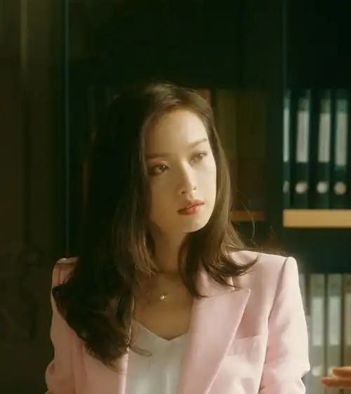 别再穿黑西装了,亮色系西装才是少女首选,特显气质