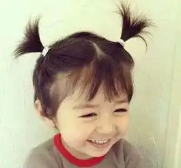 谁知道这个图片上的女孩是谁啊头发za这两个,笑得很可爱,还有一张是za着一个冲天炮,穿着白衣服