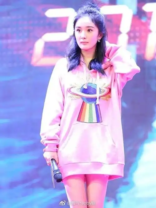 杨幂粉色卫衣俏皮可爱,辣妈变少女分分钟