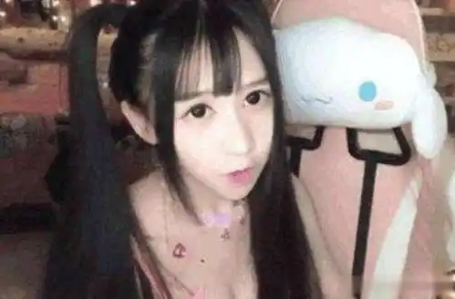 她是吃鸡最菜女主播,一个小时跳伞30多次,但是人气堪比冯提莫