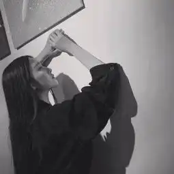 伤心女生头像高冷黑白冷