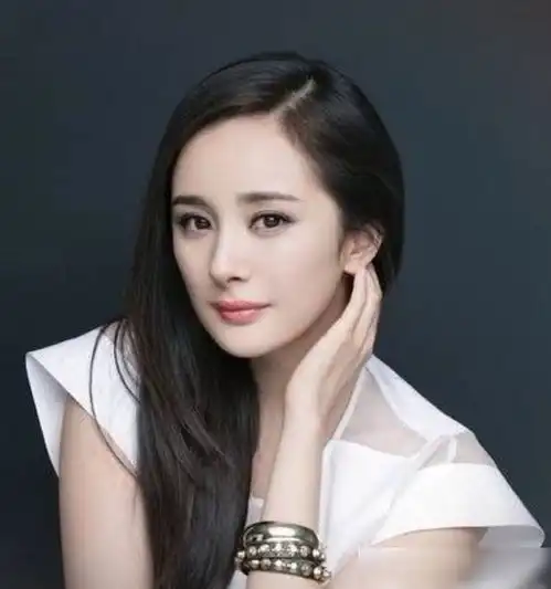 众女星亮相时尚活动,杨幂唐嫣娜扎露香肩林允秀美背,她们真好