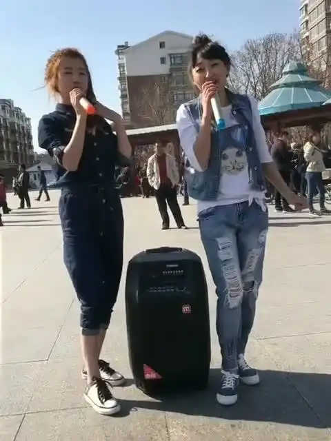 街头美女唱歌,把大家都唱害羞了