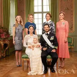 王室风云瑞典王子穿长袍洗礼呆萌害羞似女孩