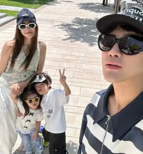 麦迪娜一家四口出游,姜潮一人哄俩娃,和二胎女儿对嘴亲吻超有爱