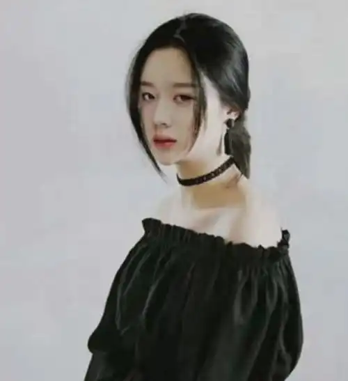 本以为肖战女装够惊艳了,当看到赖冠霖女装照后女生们都崩溃了