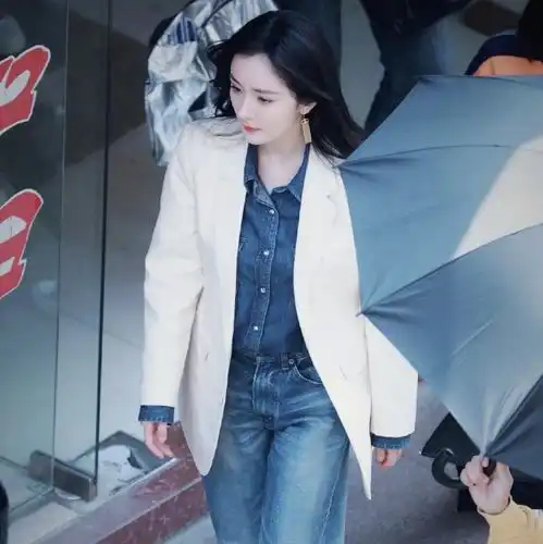 杨幂当司机,穿牛仔衣开车女汉子十足,头发被风吹起更显英姿飒爽