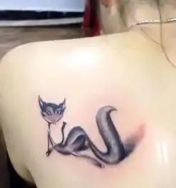 美女在后背纹了一只狐狸,看到纹身后让人按耐不住