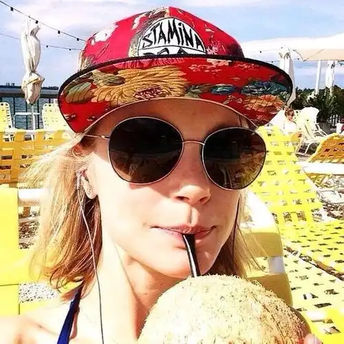 戴太阳镜的椰子美人