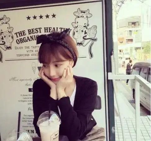 托腮女头像