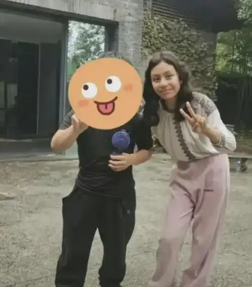 45岁刘烨儿女颜值惊人女儿似芭比女神,儿子似教科书人物