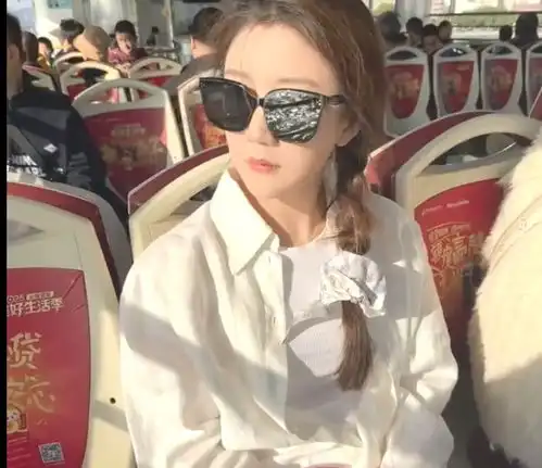 太美了陈梦游玩福建景点,白衣墨镜又美又酷,跑步秀出好身材