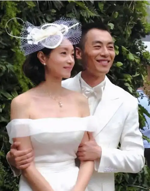 朱亚文沈佳妮相爱七年,如今有两个可爱的女儿,一家四口其乐融融