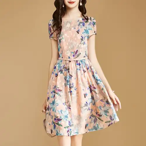 时髦的女人穿上这样的气质连衣裙,尽情装扮你的时尚与优雅