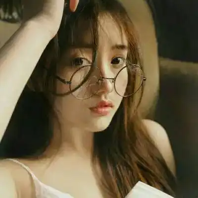 戴眼镜美女头像短烫发长
