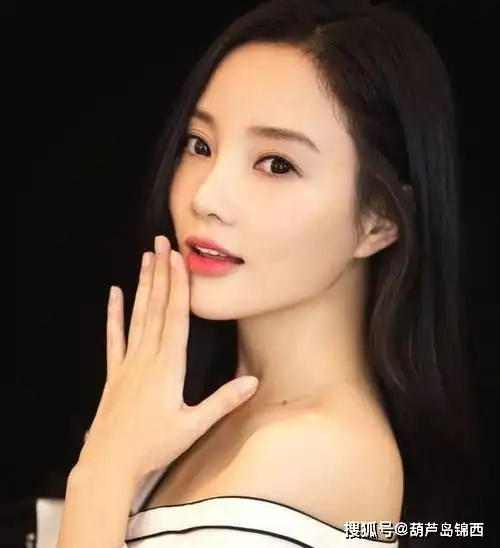 李小璐深夜与几名男子聚会,打扮似少女,喝多一旁男子搀扶