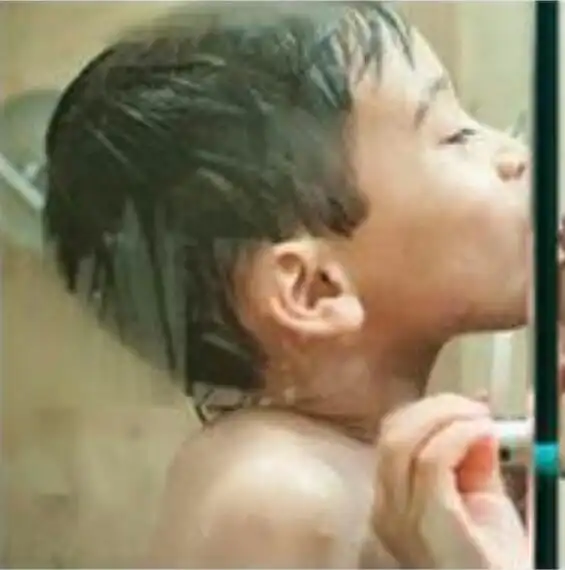 找情侣图片,可爱小孩子一男一女,搞怪点