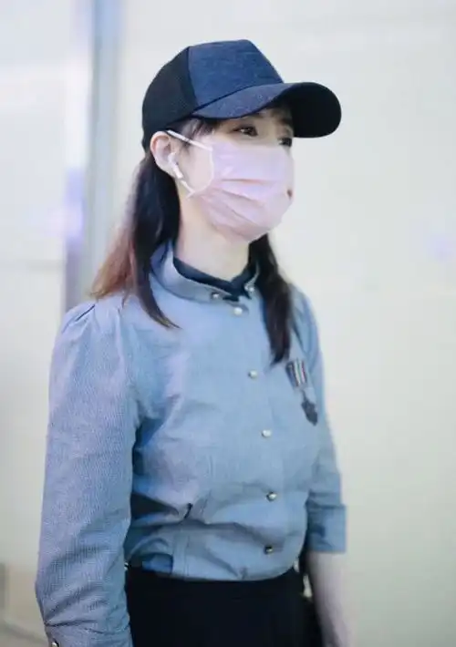 张静初换上校园风穿搭,再戴上粉色口罩,39岁也挺有少女心