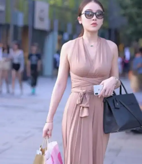 时尚街拍,如果你是腿控的话,你给最后一对姐妹花打几分