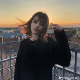 抖音之前很火的短发外国女孩的照片
