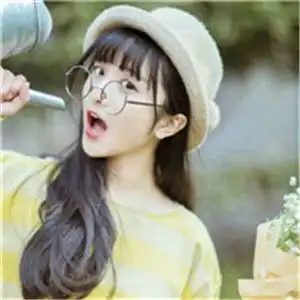 戴圆框眼镜的女生头像再戴上一顶帽子更显得个性了