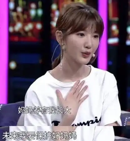 毛晓彤港风造型惊艳华鼎奖,斩获3项大奖,发文称受宠若惊